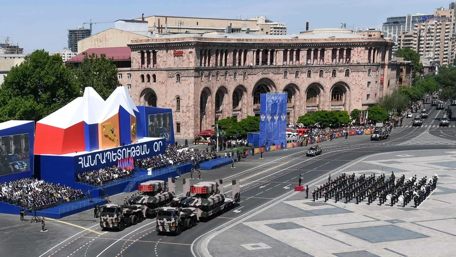Between Putin and Trump/ A small nation decides its future