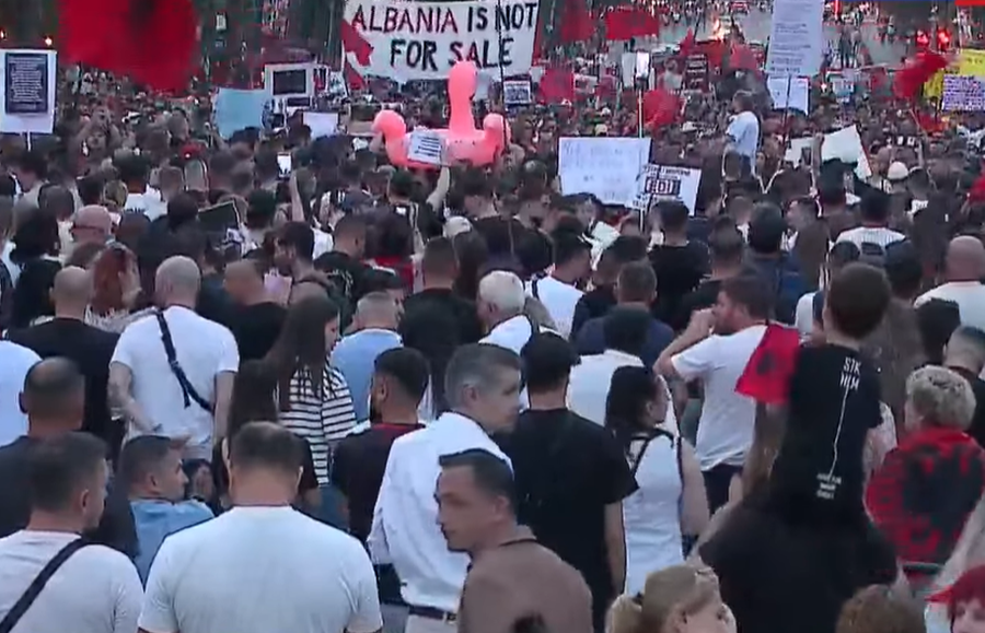 &ldquo;Emigracioni ma mori familjen, po m&euml; merr edhe nip&euml;rit&rdquo;,