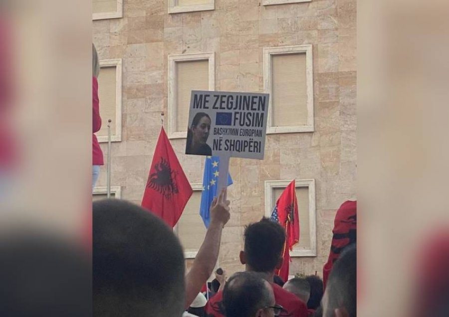 “Banda 3+1”, “Tradhtar kombi”, “A kena shtet apo