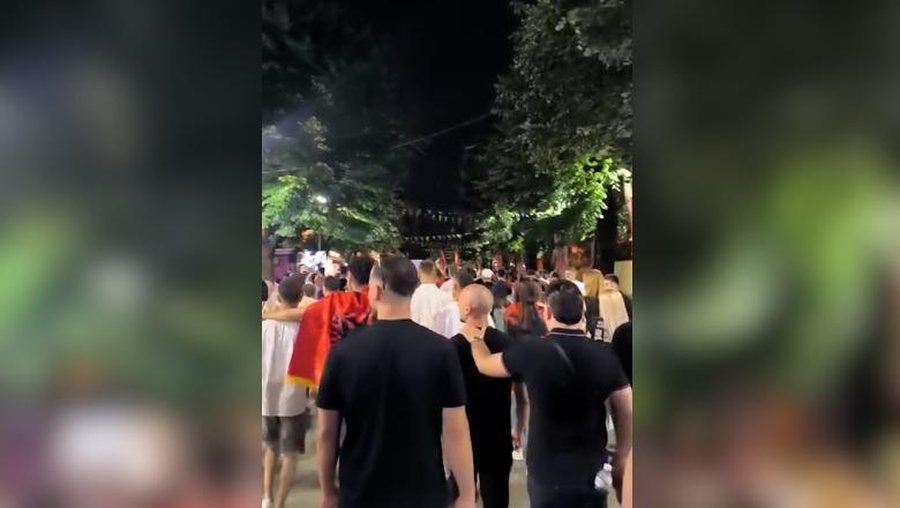 "Get up from the coffee, join us", protesters march towards the former