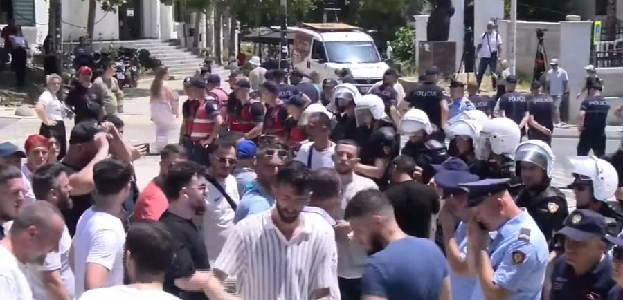 Vez&euml;, p&euml;rplasje dhe arrestime gjat&euml; protest&euml;s te Kuvendi: