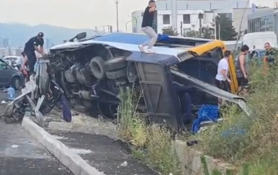 Aksident i r&euml;nd&euml; n&euml; autostrad&euml;n Tiran&euml;-Durr&euml;s,