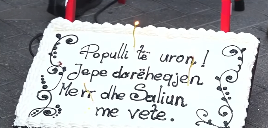 Minut&euml; pas minute/ 35 dit&euml; rezistenc&euml; n&euml; shesh,