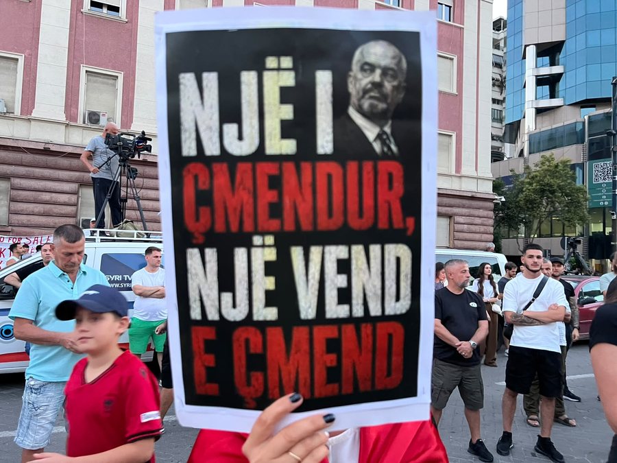 Minutë pas minute/ Fjalime dhe pankarta, qytetarët të vendosur