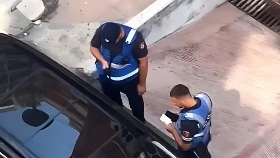 U filmuan duke i marrë para një shoferi, AMP arreston dy